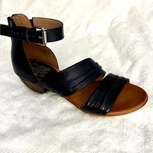 NEW Miz Mooz Leather Sandals